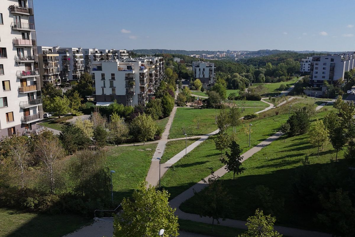 Výhled na park a okolní domy – byt 3+kk v Hrdlořezích