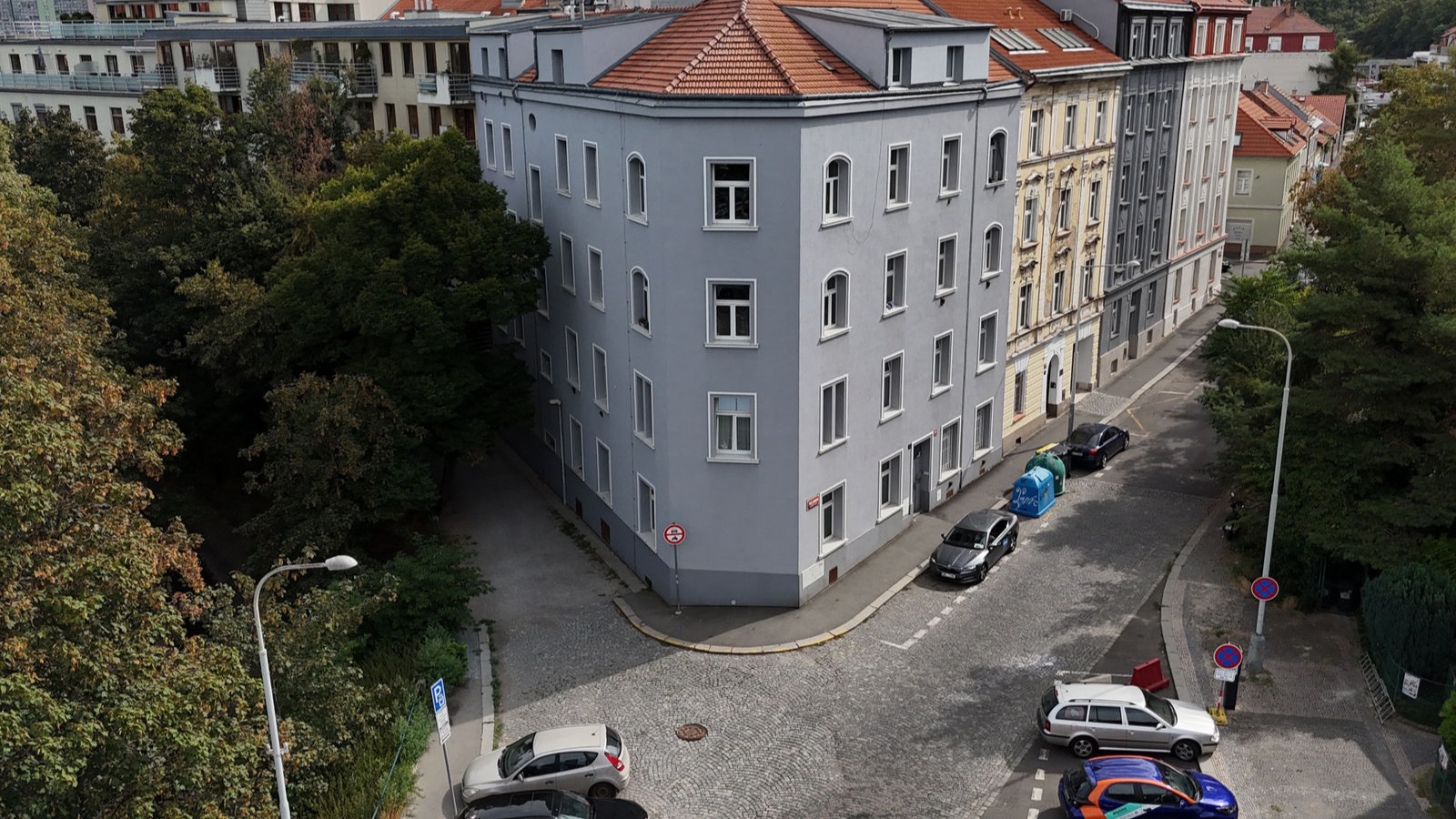 Pohled z výšky na činžovní dům v pražské ulici